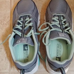 New Balance womans tennis shoed